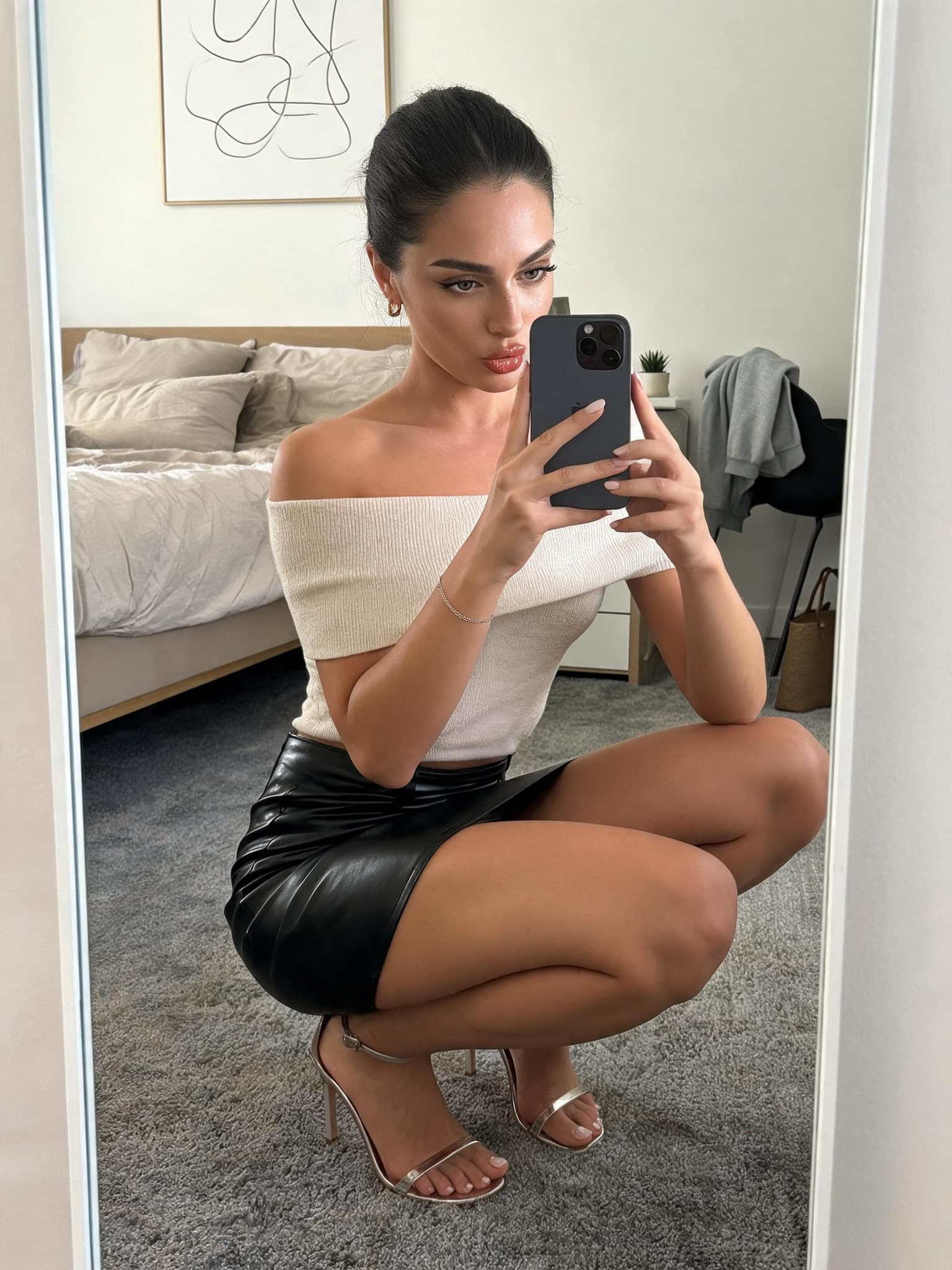 Candid bedroom mirror selfie, Seedream V5 Lite · 21.25/25 output